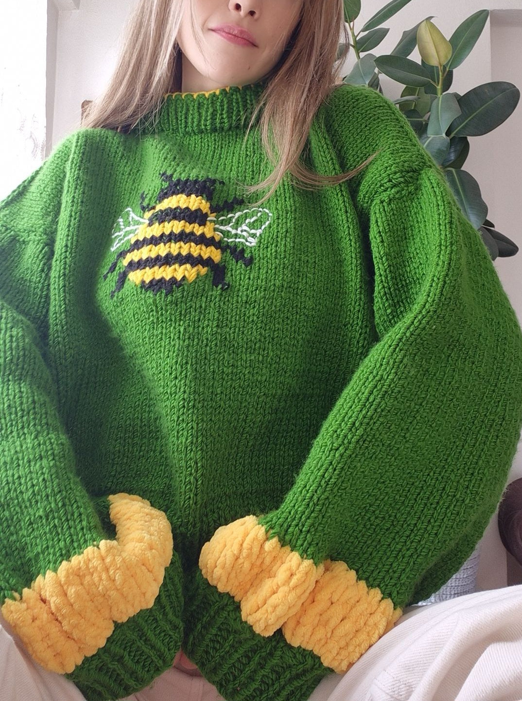 Soft Handknitted Bee Sweater – Green Cozy Knitwear with Velvet Sleeve Details, Handmade Chunky Knit, Oversized Soft Girl Sweater, Cottagecore Fashion Pullover, Unique Artisan Knit for Winter Outfits and Gifts