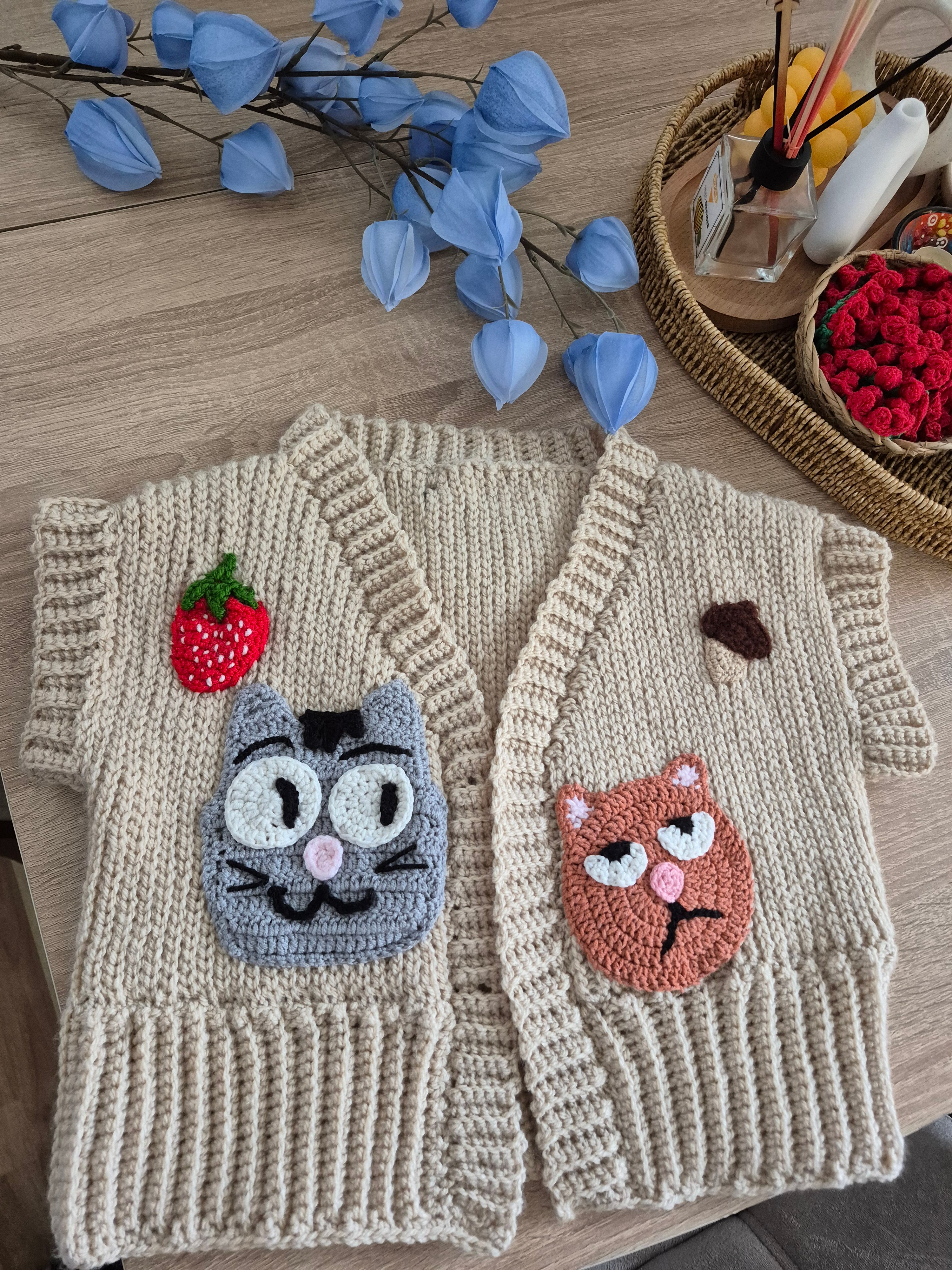 Beige Hand-Crocheted Cat Vest – Cropped, Artsy, One-of-a-Kind, Colorful Cat Appliqués, Playful Handmade Knitwear, Storybook-Inspired Crochet Top, Fun Layering Piece for Soft Girl and Cottagecore Fashion