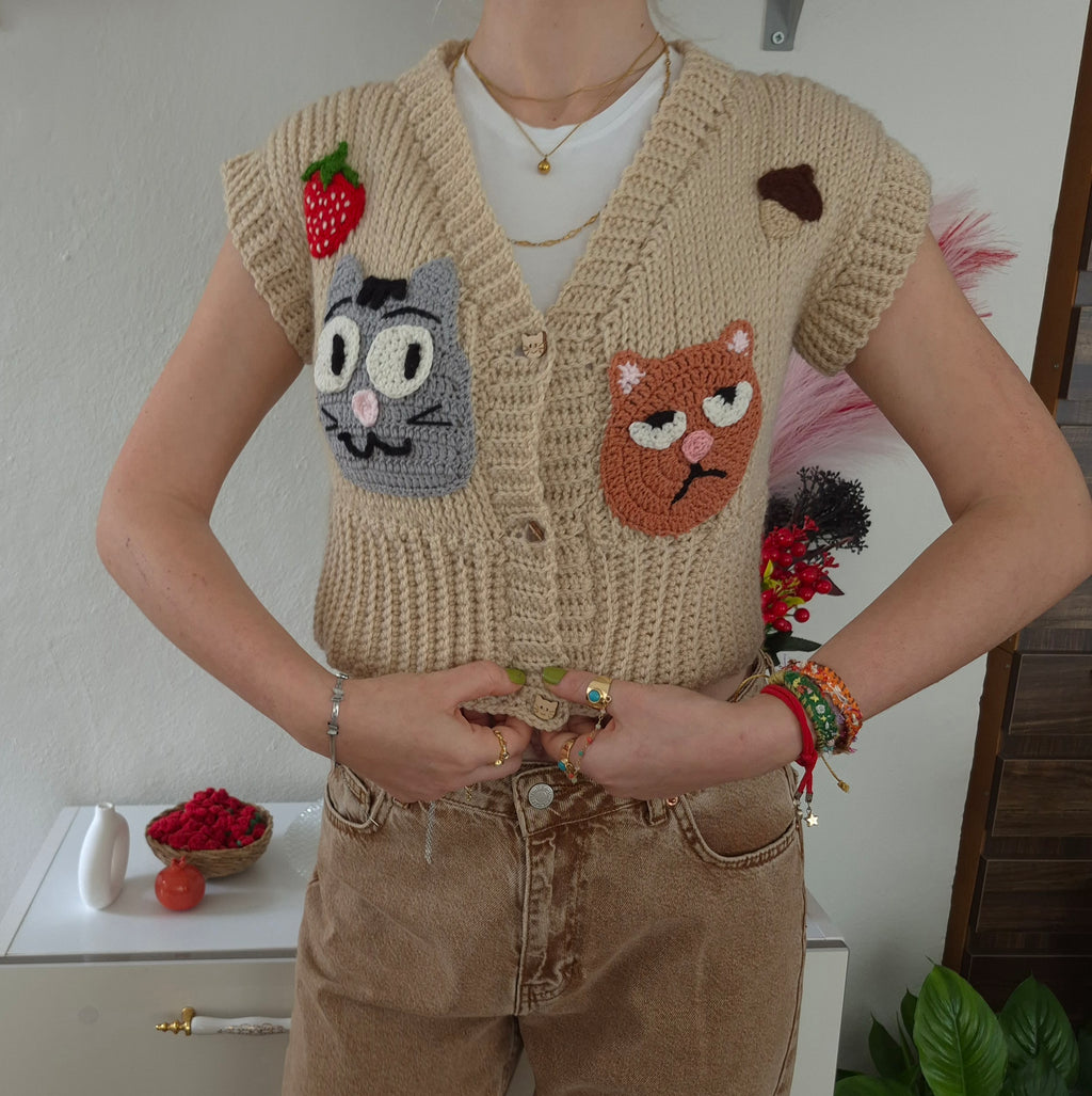 Beige Hand-Crocheted Cat Vest – Cropped, Artsy, One-of-a-Kind, Colorful Cat Appliqués, Playful Handmade Knitwear, Storybook-Inspired Crochet Top, Fun Layering Piece for Soft Girl and Cottagecore Fashion