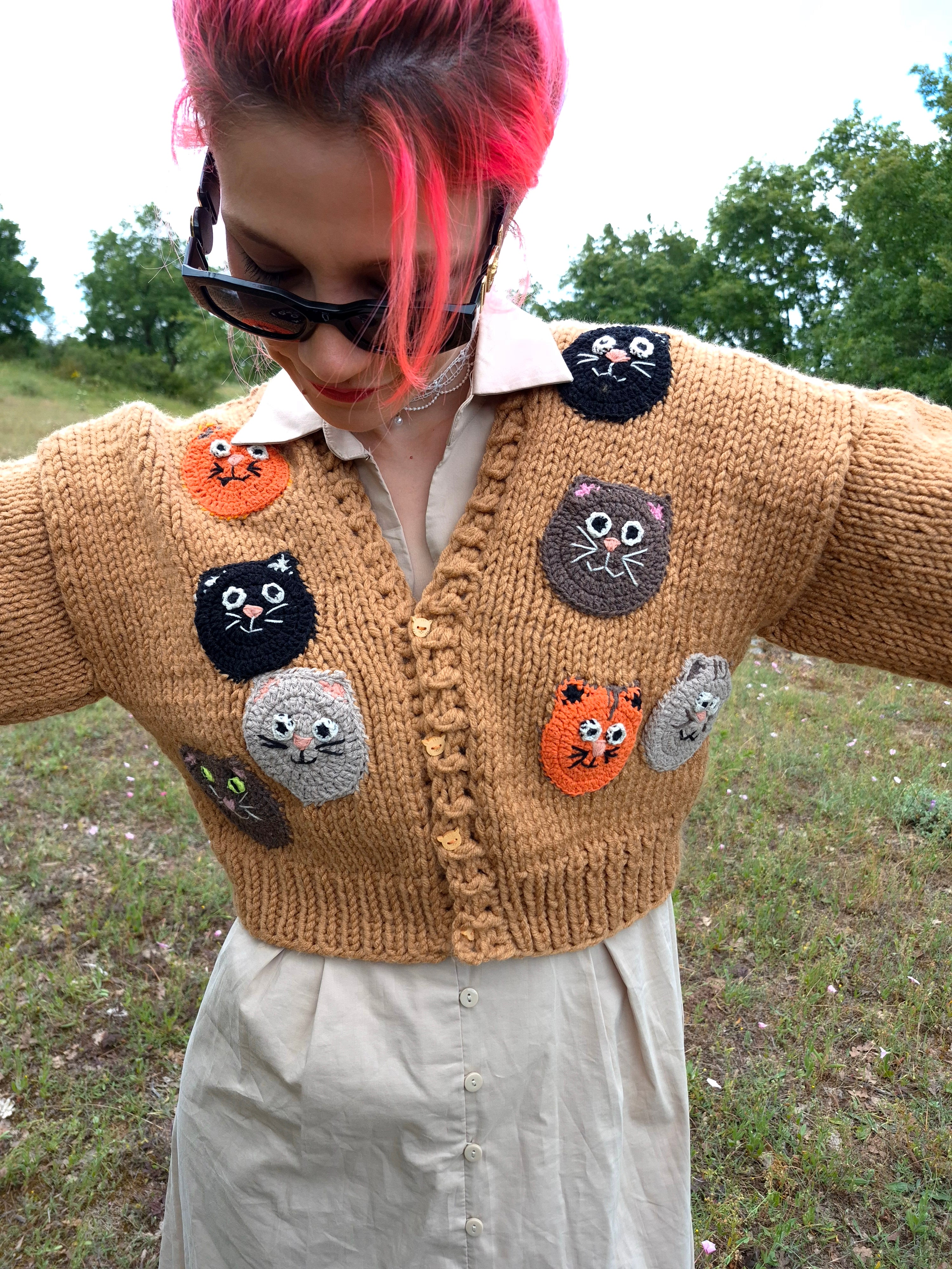 Chunky Brown Handknitted Cardigan with Colorful Cat Face Appliqués – Cozy Oversized Knitwear Covered in Playful Cats, Soft Handmade Statement Cardigan for Cute Warm Outfits and Unique Artful Style