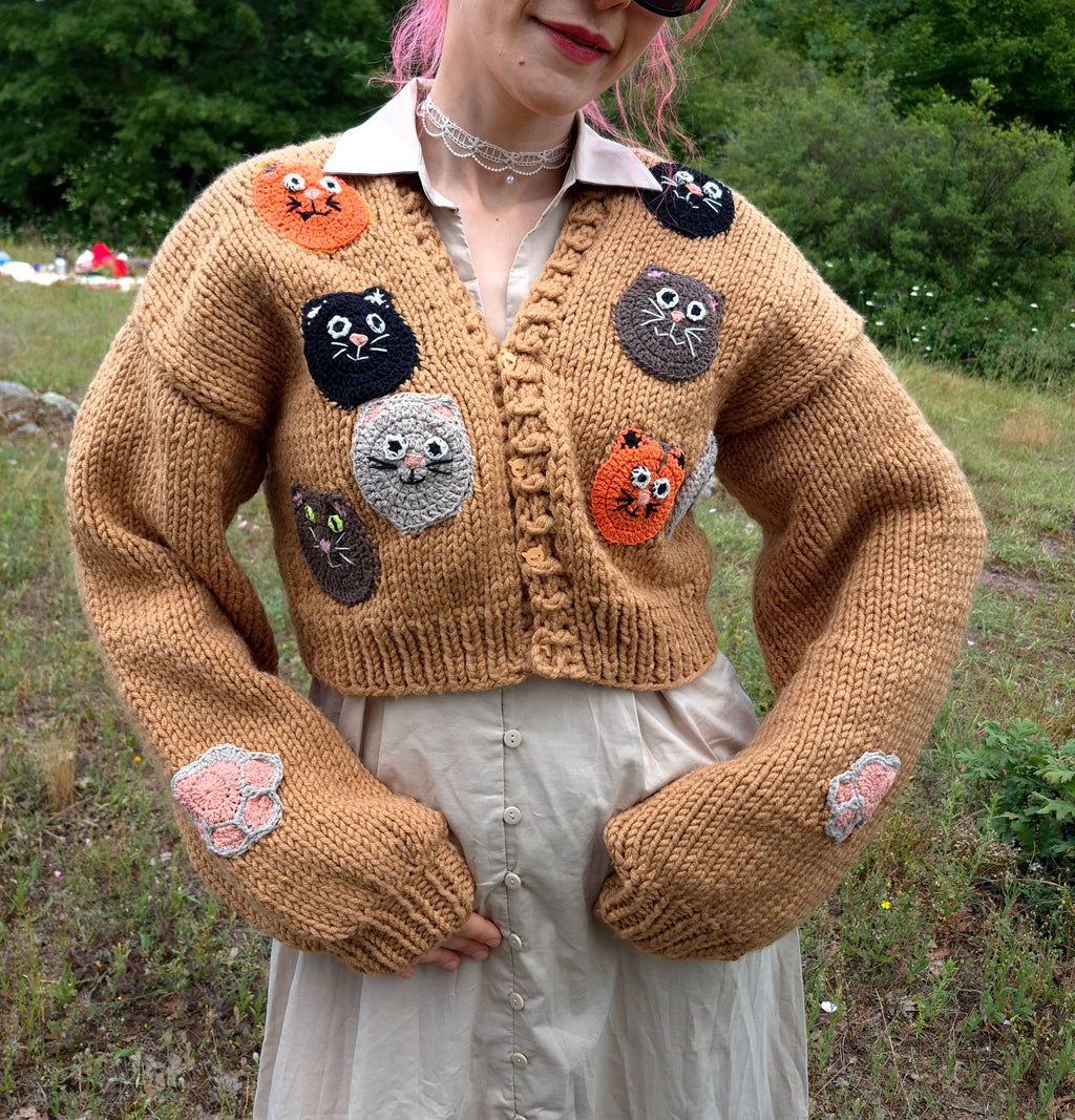Chunky Brown Handknitted Cardigan with Colorful Cat Face Appliqués – Cozy Oversized Knitwear Covered in Playful Cats, Soft Handmade Statement Cardigan for Cute Warm Outfits and Unique Artful Style