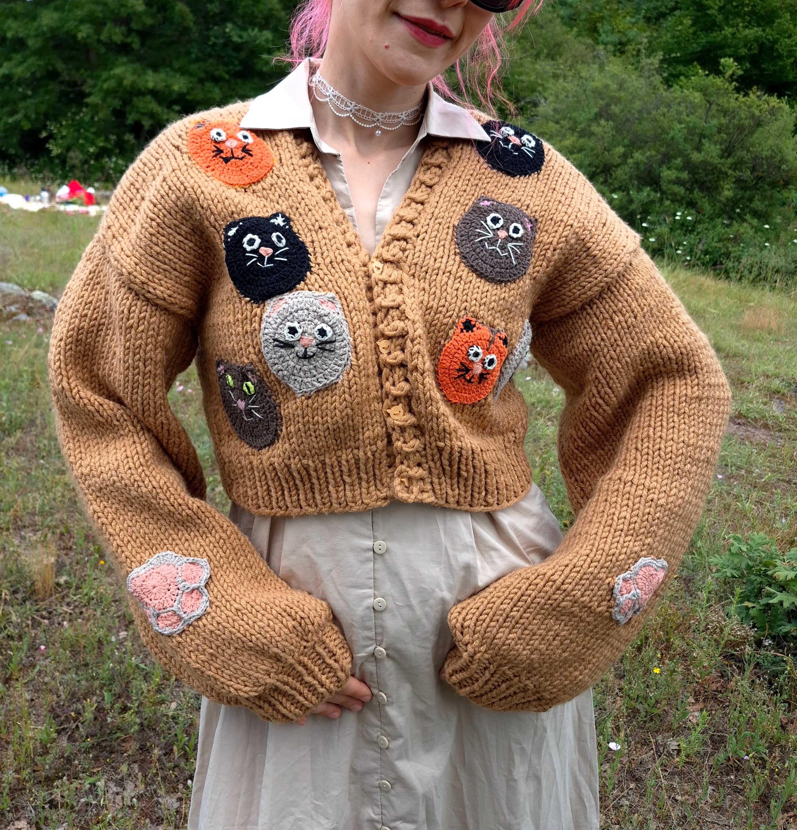 Chunky Brown Handknitted Cardigan with Colorful Cat Face Appliqués – Cozy Oversized Knitwear Covered in Playful Cats, Soft Handmade Statement Cardigan for Cute Warm Outfits and Unique Artful Style