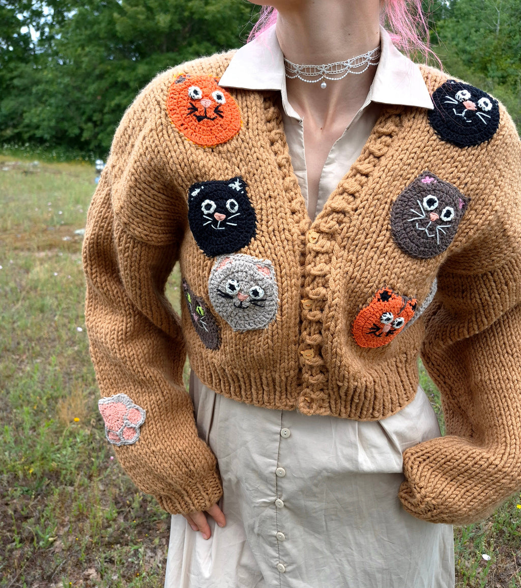 Chunky Brown Handknitted Cardigan with Colorful Cat Face Appliqués – Cozy Oversized Knitwear Covered in Playful Cats, Soft Handmade Statement Cardigan for Cute Warm Outfits and Unique Artful Style