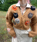 Chunky Brown Handknitted Cardigan with Colorful Cat Face Appliqués – Cozy Oversized Knitwear Covered in Playful Cats, Soft Handmade Statement Cardigan for Cute Warm Outfits and Unique Artful Style