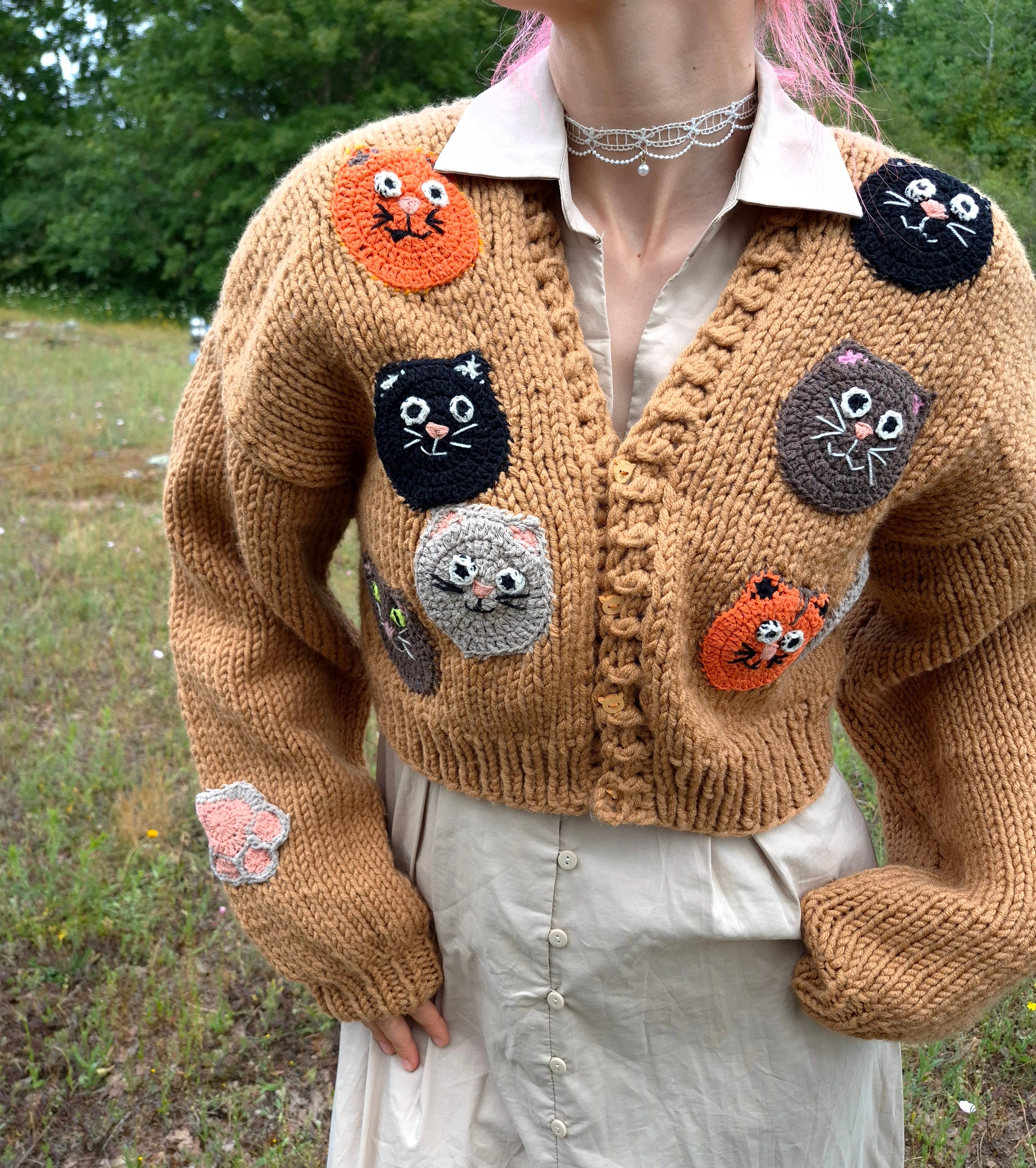 Chunky Brown Handknitted Cardigan with Colorful Cat Face Appliqués – Cozy Oversized Knitwear Covered in Playful Cats, Soft Handmade Statement Cardigan for Cute Warm Outfits and Unique Artful Style