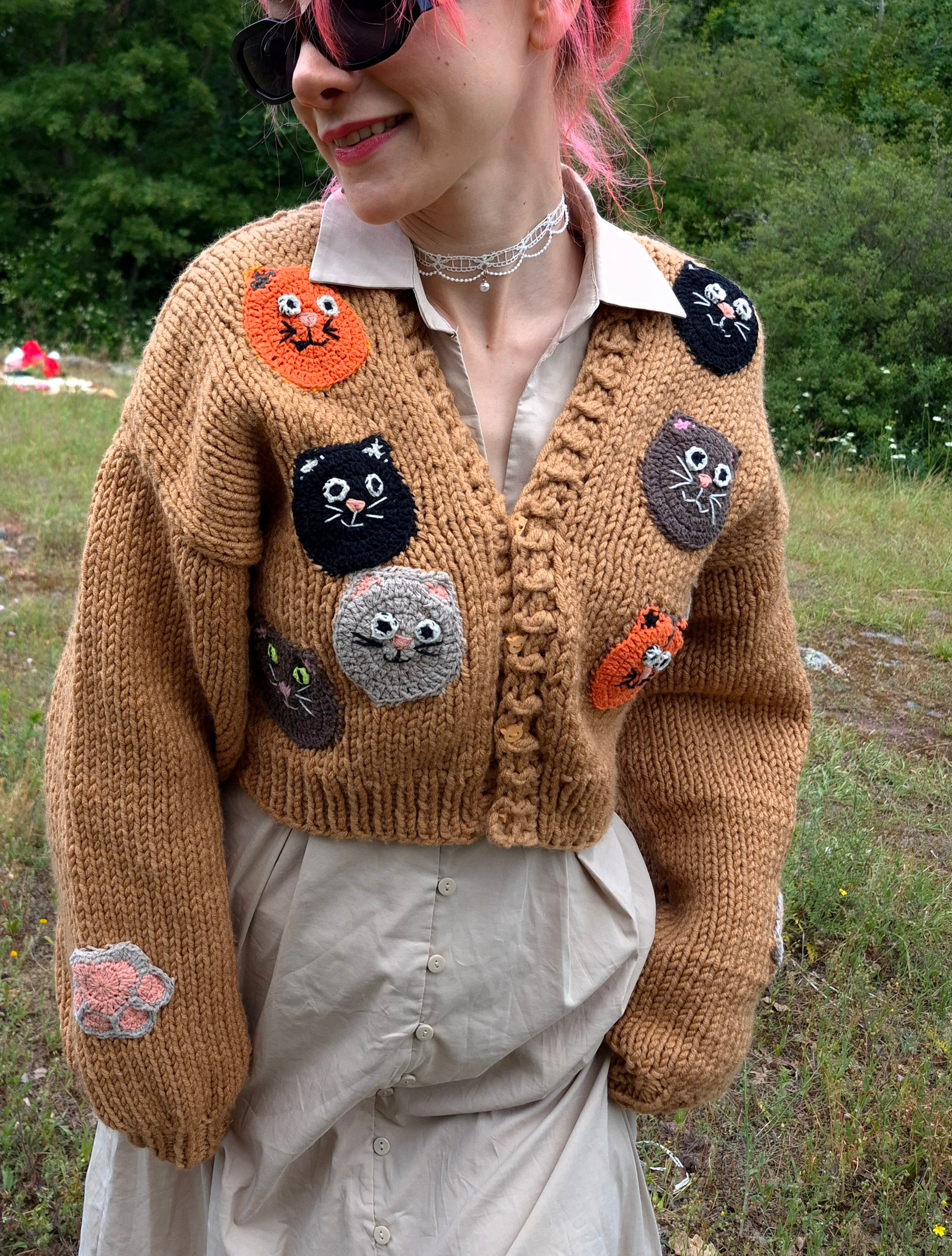 Chunky Brown Handknitted Cardigan with Colorful Cat Face Appliqués – Cozy Oversized Knitwear Covered in Playful Cats, Soft Handmade Statement Cardigan for Cute Warm Outfits and Unique Artful Style