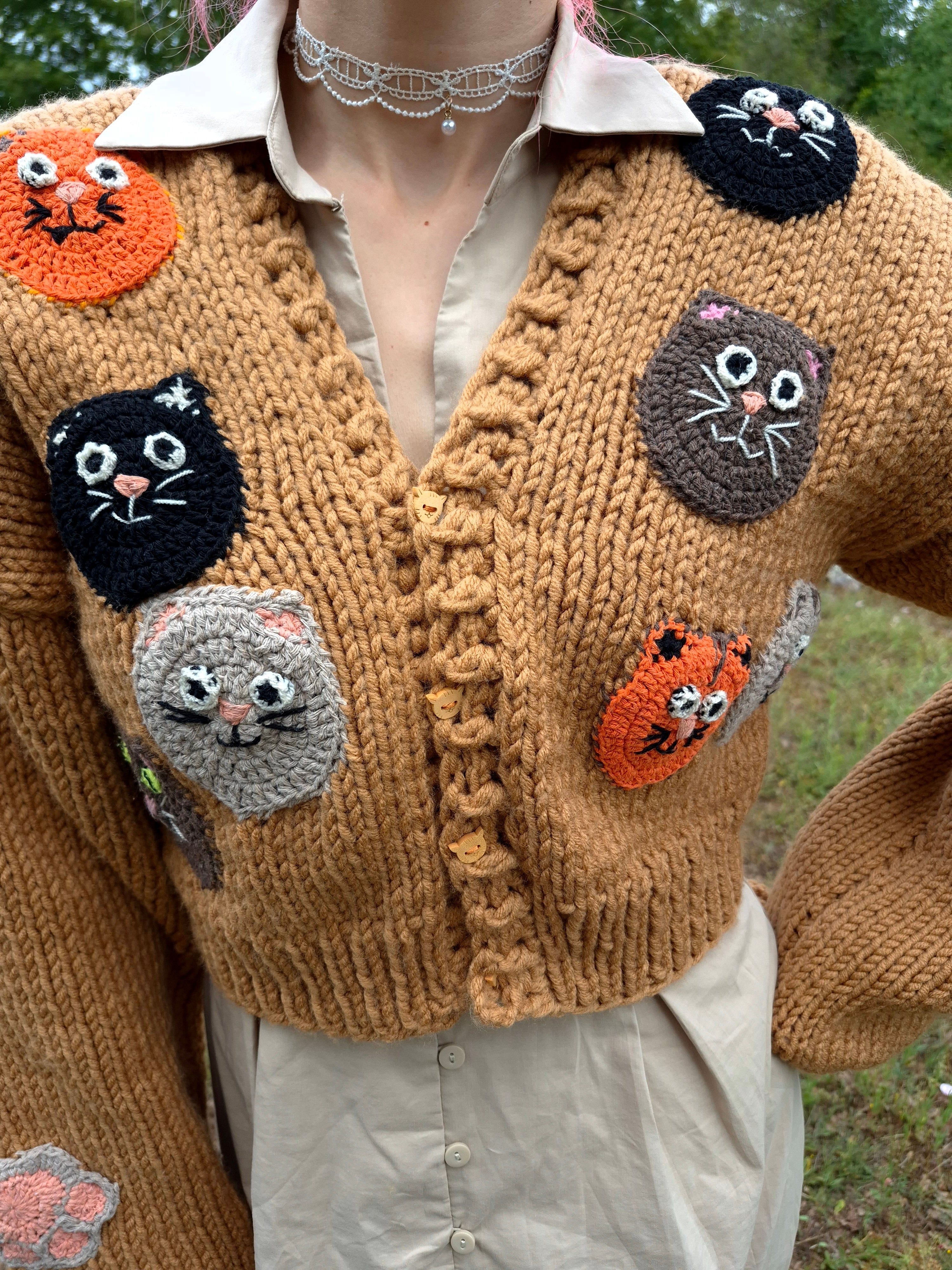 Chunky Brown Handknitted Cardigan with Colorful Cat Face Appliqués – Cozy Oversized Knitwear Covered in Playful Cats, Soft Handmade Statement Cardigan for Cute Warm Outfits and Unique Artful Style