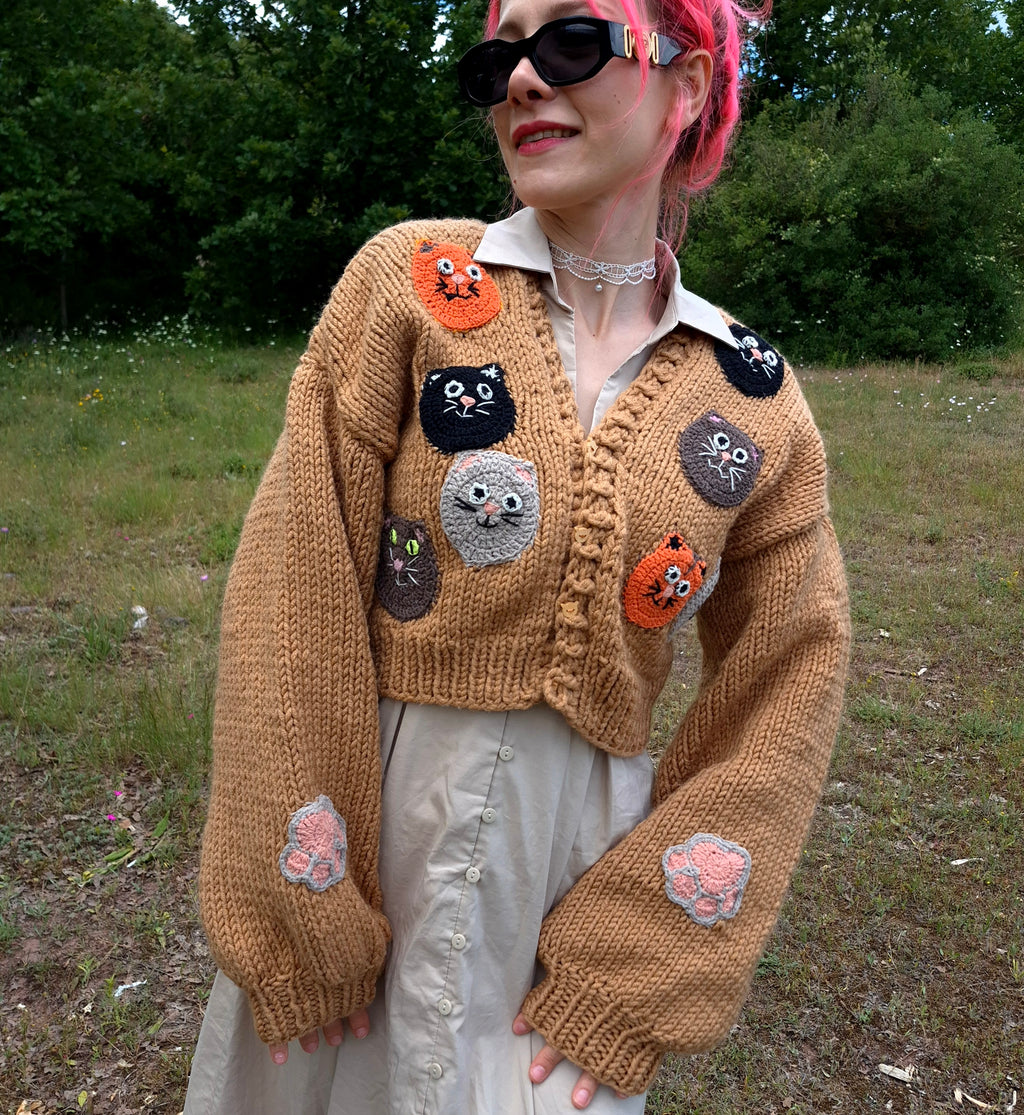 Chunky Brown Handknitted Cardigan with Colorful Cat Face Appliqués – Cozy Oversized Knitwear Covered in Playful Cats, Soft Handmade Statement Cardigan for Cute Warm Outfits and Unique Artful Style