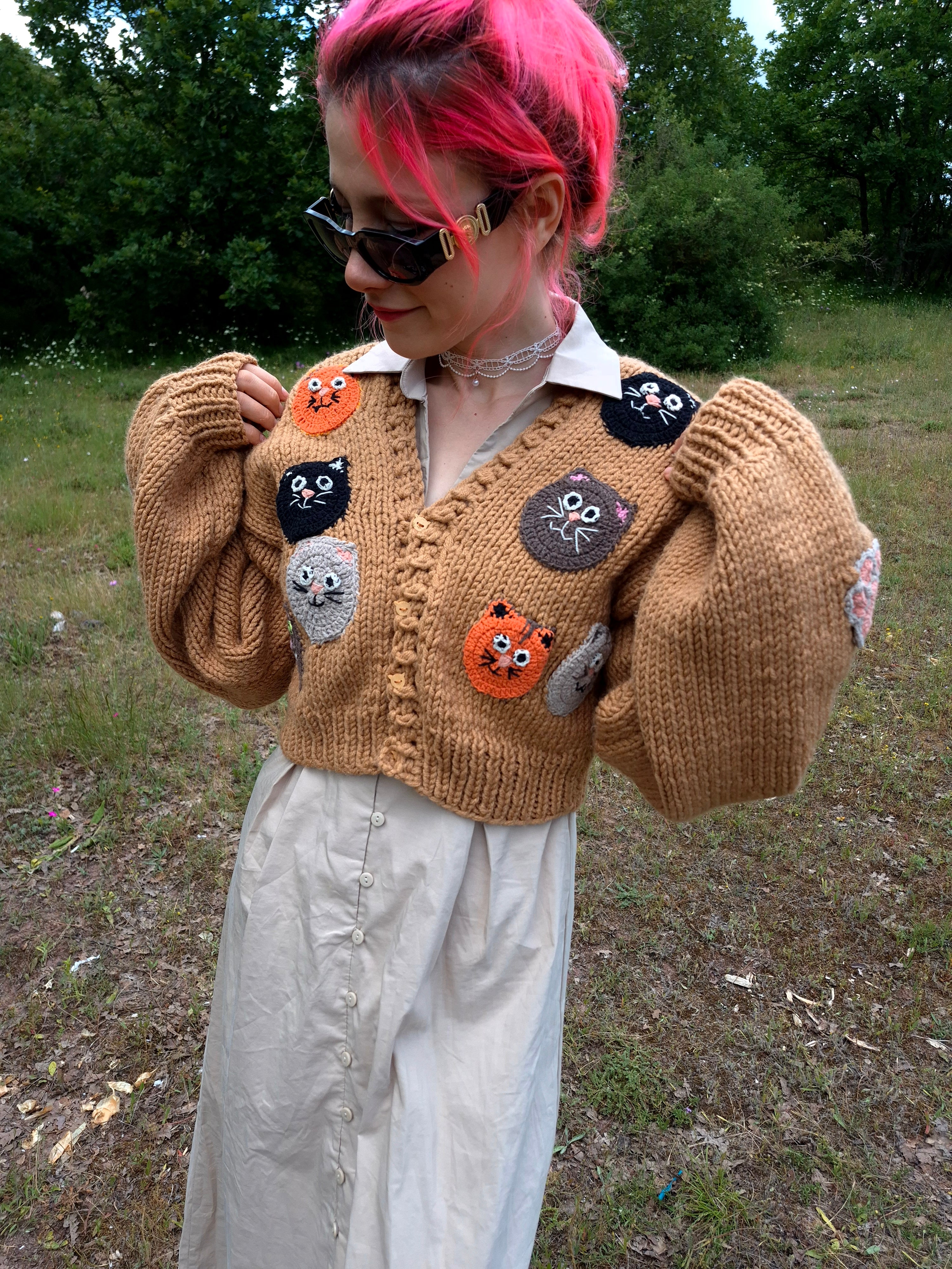 Chunky Brown Handknitted Cardigan with Colorful Cat Face Appliqués – Cozy Oversized Knitwear Covered in Playful Cats, Soft Handmade Statement Cardigan for Cute Warm Outfits and Unique Artful Style