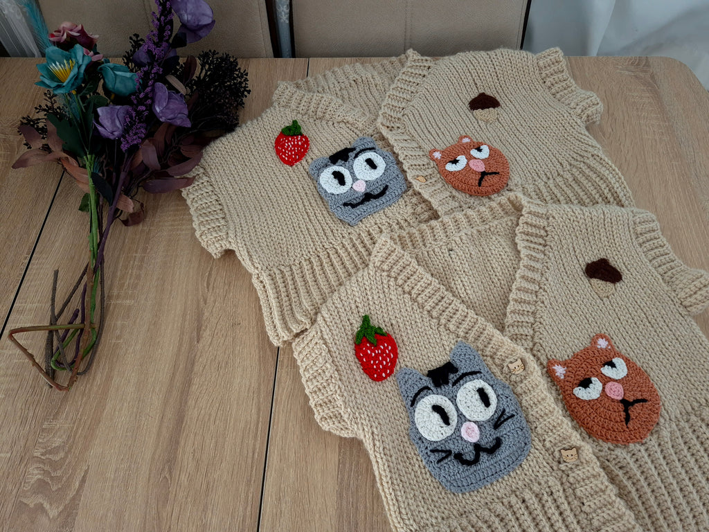 Beige Hand-Crocheted Cat Vest – Cropped, Artsy, One-of-a-Kind, Colorful Cat Appliqués, Playful Handmade Knitwear, Storybook-Inspired Crochet Top, Fun Layering Piece for Soft Girl and Cottagecore Fashion