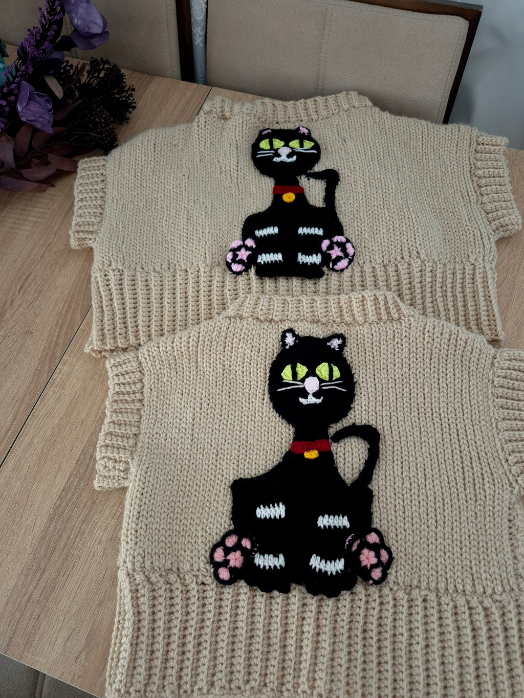 Beige Hand-Crocheted Cat Vest – Cropped, Artsy, One-of-a-Kind, Colorful Cat Appliqués, Playful Handmade Knitwear, Storybook-Inspired Crochet Top, Fun Layering Piece for Soft Girl and Cottagecore Fashion