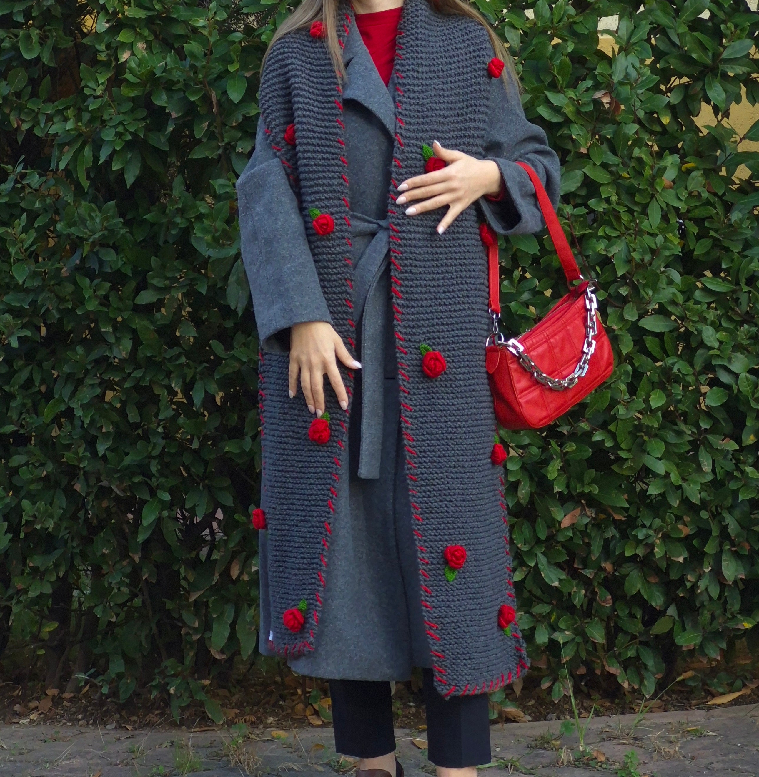 Handmade Chunky Knit Scarf for Women – Oversized Winter Scarf with 3D Red Roses, Cozy Soft Girl Aesthetic, Cottagecore Winter Accessory, Floral Crochet Winter Wrap, Warm Autumn Outfit, Holiday Gift, Feminine Luxury Scarf