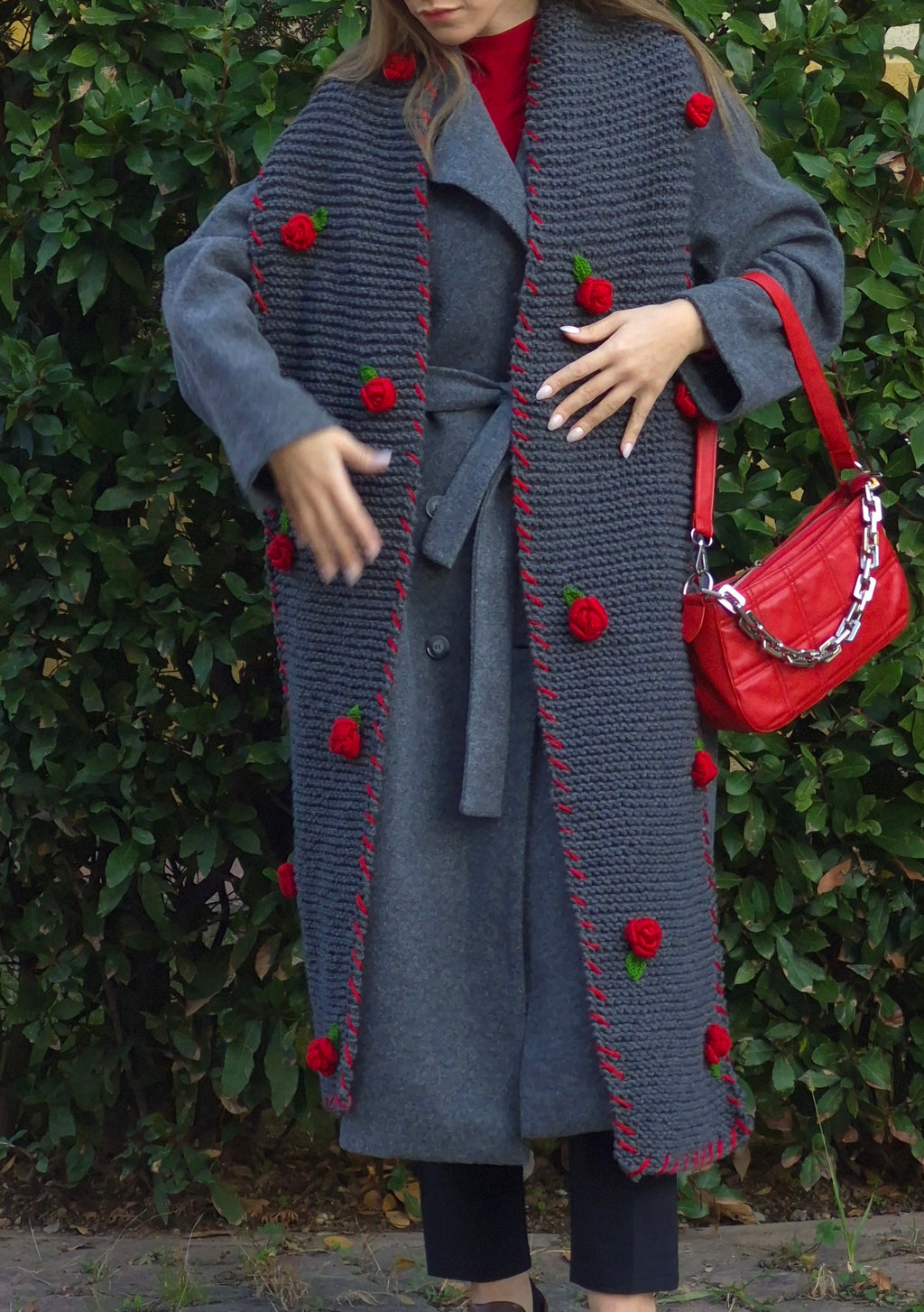 Handmade Chunky Knit Scarf for Women – Oversized Winter Scarf with 3D Red Roses, Cozy Soft Girl Aesthetic, Cottagecore Winter Accessory, Floral Crochet Winter Wrap, Warm Autumn Outfit, Holiday Gift, Feminine Luxury Scarf