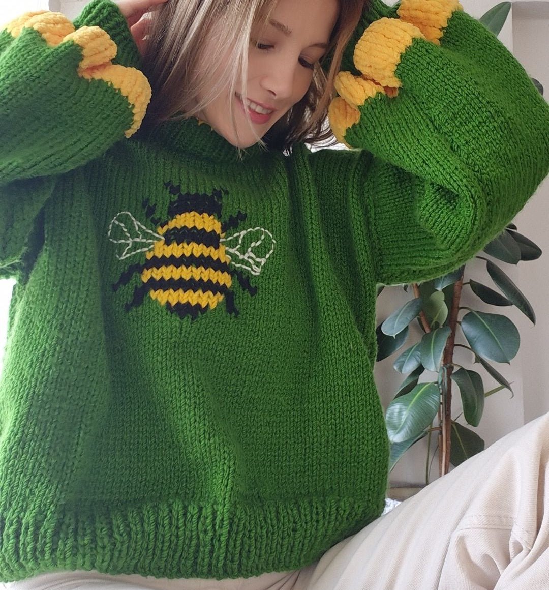 Soft Handknitted Bee Sweater – Green Cozy Knitwear with Velvet Sleeve Details, Handmade Chunky Knit, Oversized Soft Girl Sweater, Cottagecore Fashion Pullover, Unique Artisan Knit for Winter Outfits and Gifts