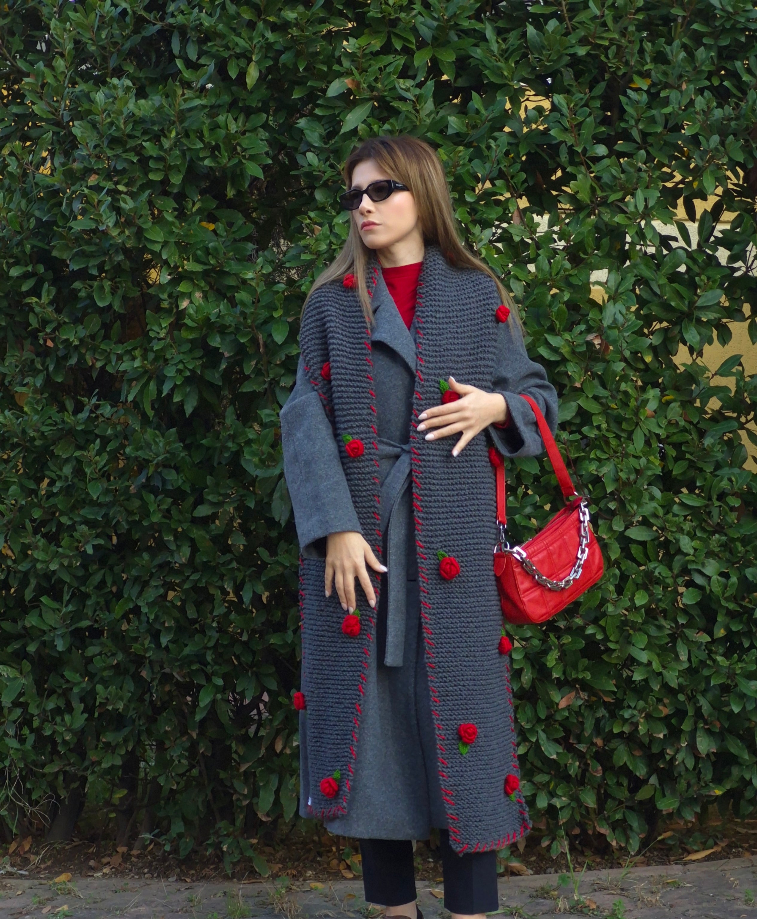 Handmade Chunky Knit Scarf for Women – Oversized Winter Scarf with 3D Red Roses, Cozy Soft Girl Aesthetic, Cottagecore Winter Accessory, Floral Crochet Winter Wrap, Warm Autumn Outfit, Holiday Gift, Feminine Luxury Scarf