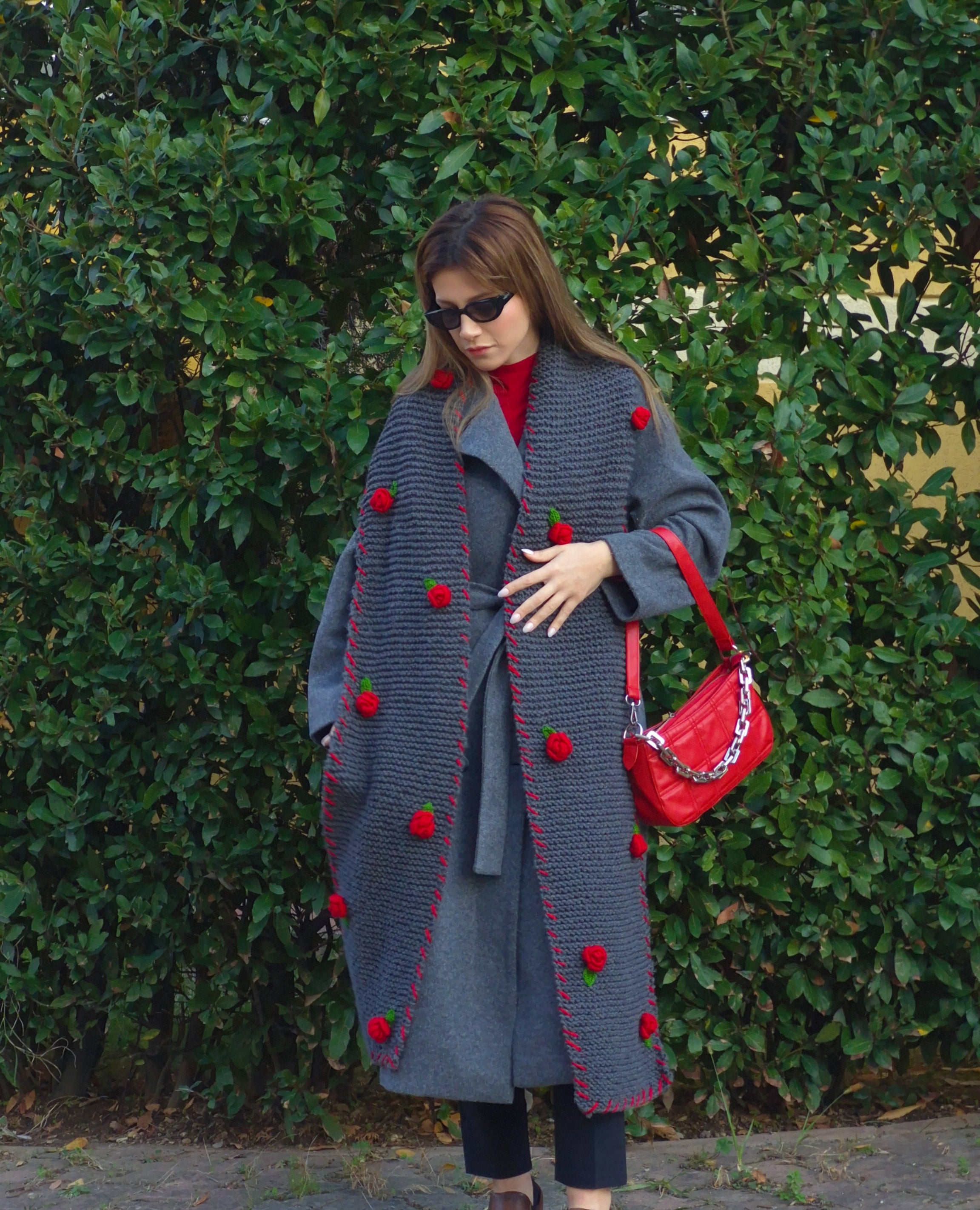 Handmade Chunky Knit Scarf for Women – Oversized Winter Scarf with 3D Red Roses, Cozy Soft Girl Aesthetic, Cottagecore Winter Accessory, Floral Crochet Winter Wrap, Warm Autumn Outfit, Holiday Gift, Feminine Luxury Scarf