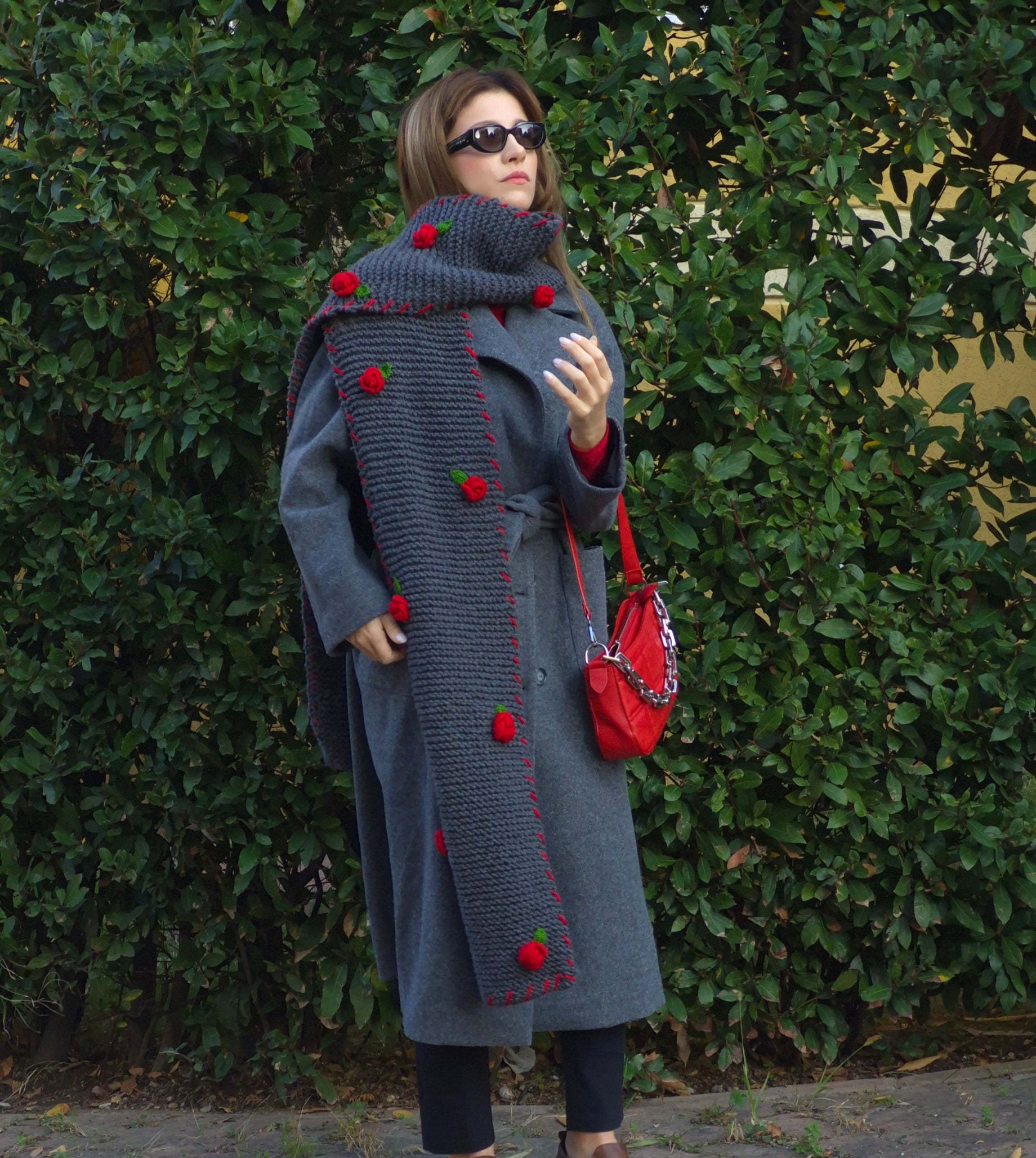 Handmade Chunky Knit Scarf for Women – Oversized Winter Scarf with 3D Red Roses, Cozy Soft Girl Aesthetic, Cottagecore Winter Accessory, Floral Crochet Winter Wrap, Warm Autumn Outfit, Holiday Gift, Feminine Luxury Scarf