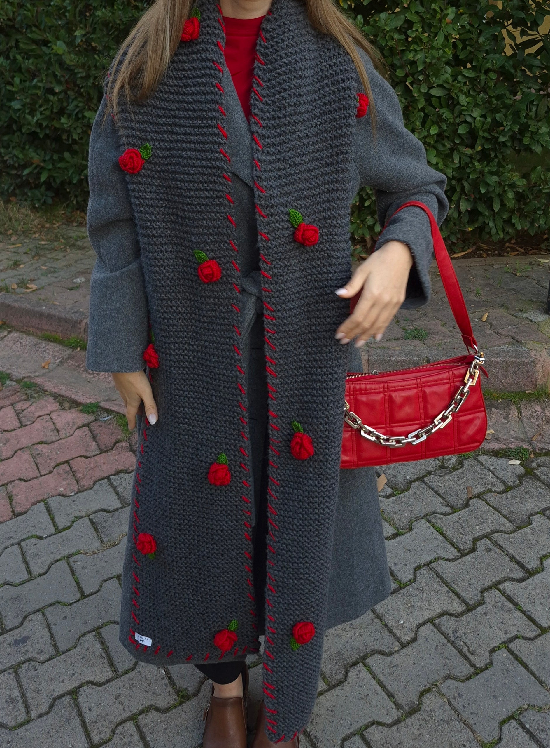 Handmade Chunky Knit Scarf for Women – Oversized Winter Scarf with 3D Red Roses, Cozy Soft Girl Aesthetic, Cottagecore Winter Accessory, Floral Crochet Winter Wrap, Warm Autumn Outfit, Holiday Gift, Feminine Luxury Scarf