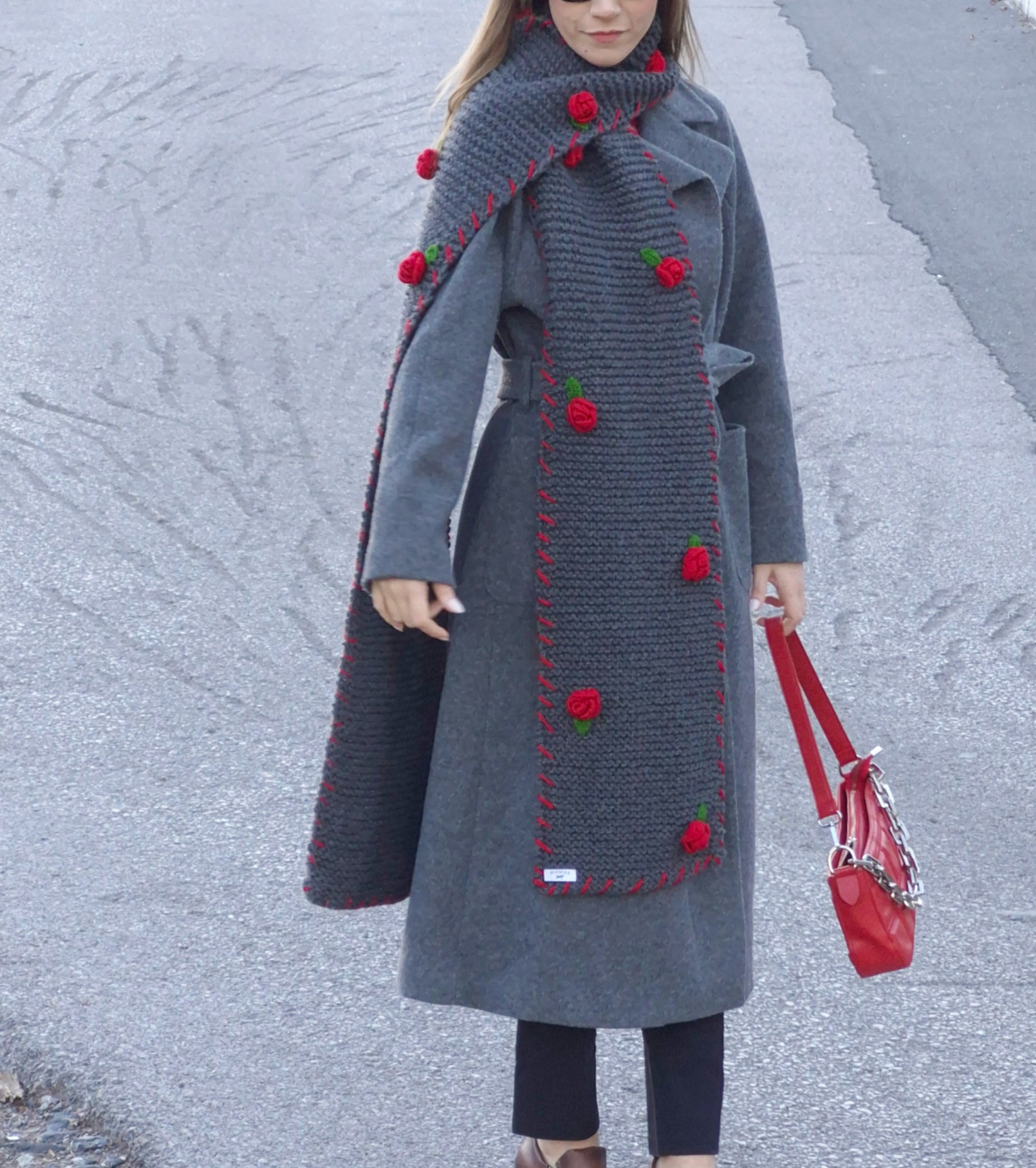 Handmade Chunky Knit Scarf for Women – Oversized Winter Scarf with 3D Red Roses, Cozy Soft Girl Aesthetic, Cottagecore Winter Accessory, Floral Crochet Winter Wrap, Warm Autumn Outfit, Holiday Gift, Feminine Luxury Scarf