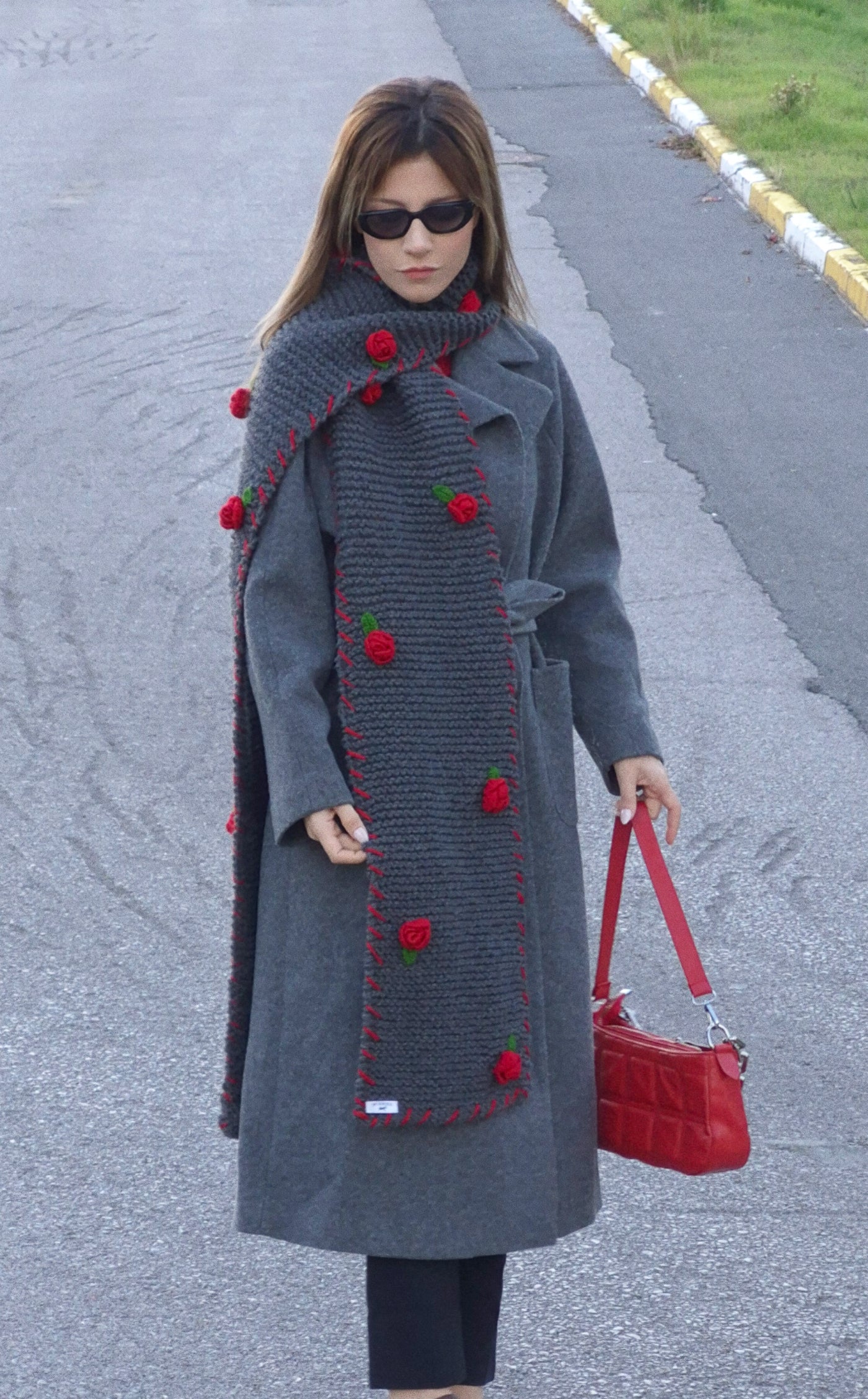 Handmade Chunky Knit Scarf for Women – Oversized Winter Scarf with 3D Red Roses, Cozy Soft Girl Aesthetic, Cottagecore Winter Accessory, Floral Crochet Winter Wrap, Warm Autumn Outfit, Holiday Gift, Feminine Luxury Scarf