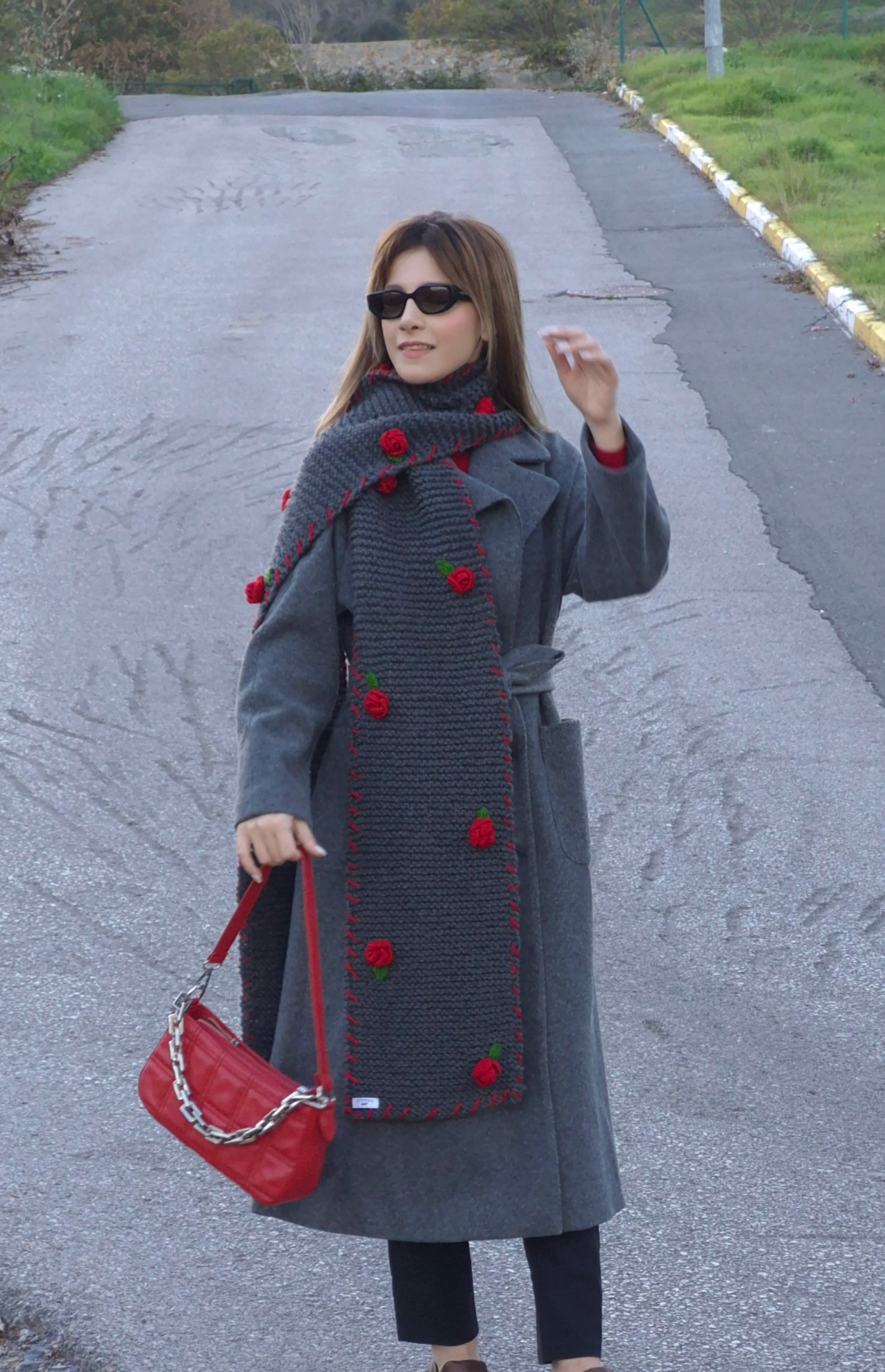 Handmade Chunky Knit Scarf for Women – Oversized Winter Scarf with 3D Red Roses, Cozy Soft Girl Aesthetic, Cottagecore Winter Accessory, Floral Crochet Winter Wrap, Warm Autumn Outfit, Holiday Gift, Feminine Luxury Scarf