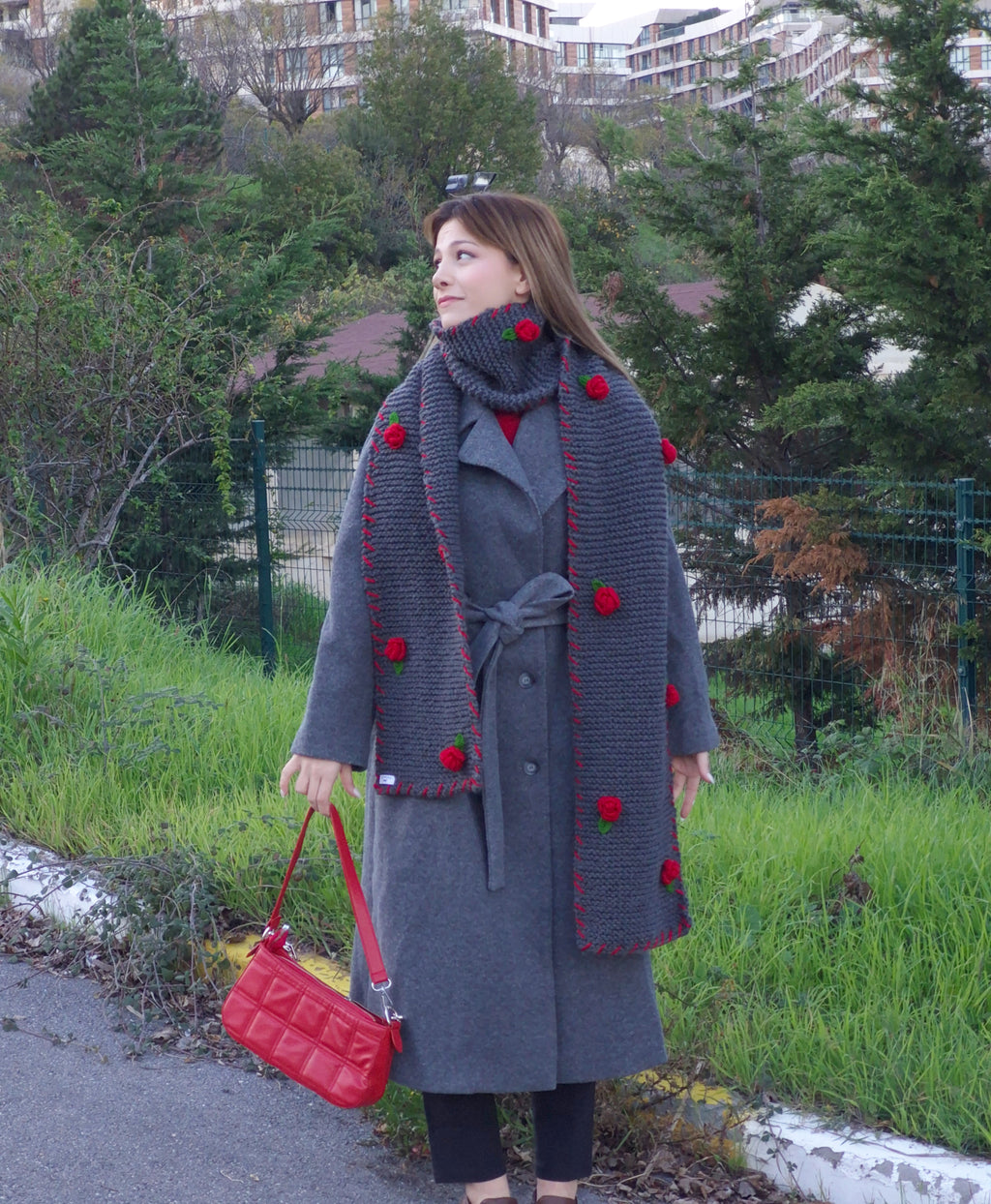 Handmade Chunky Knit Scarf for Women – Oversized Winter Scarf with 3D Red Roses, Cozy Soft Girl Aesthetic, Cottagecore Winter Accessory, Floral Crochet Winter Wrap, Warm Autumn Outfit, Holiday Gift, Feminine Luxury Scarf