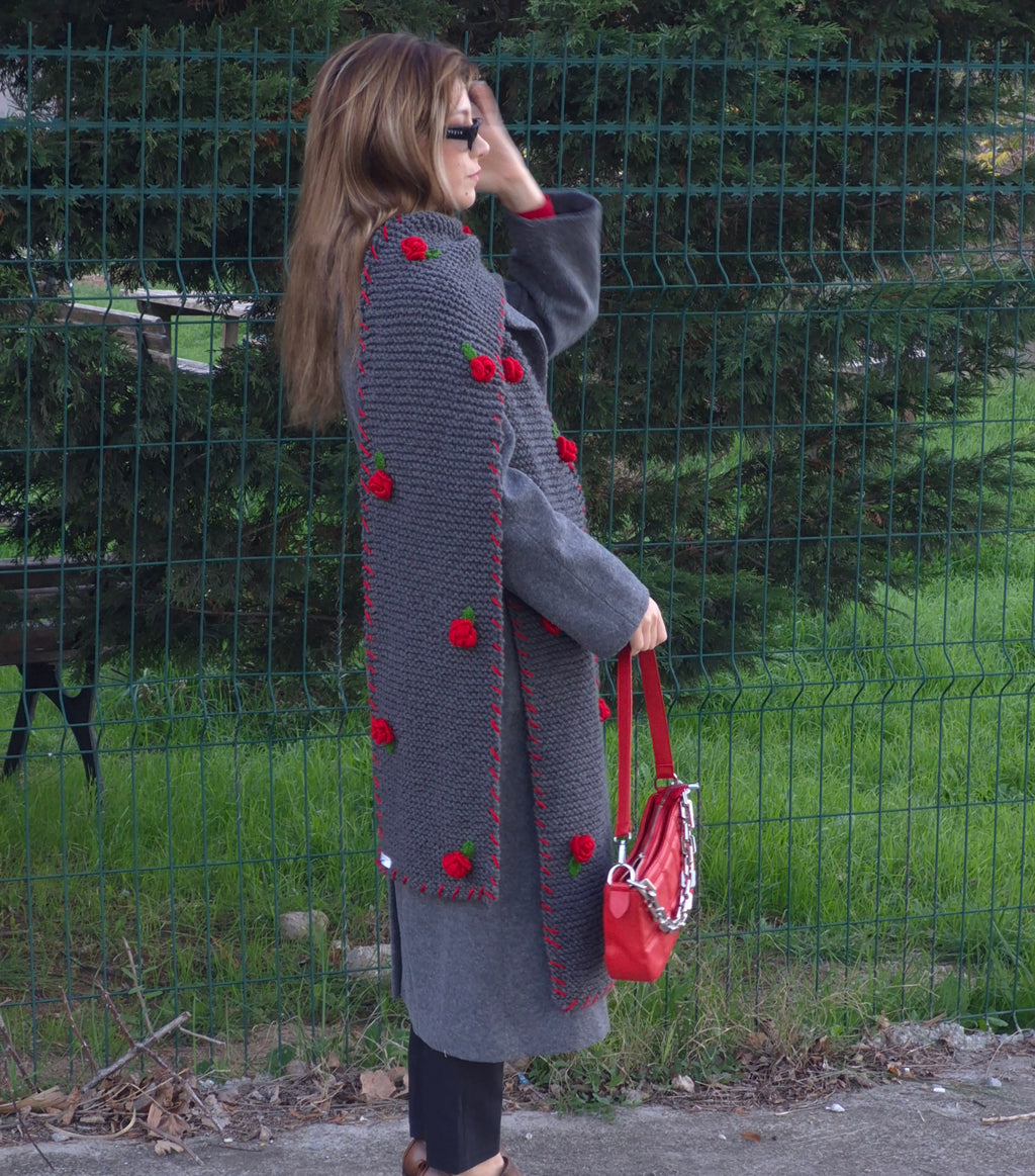 Handmade Chunky Knit Scarf for Women – Oversized Winter Scarf with 3D Red Roses, Cozy Soft Girl Aesthetic, Cottagecore Winter Accessory, Floral Crochet Winter Wrap, Warm Autumn Outfit, Holiday Gift, Feminine Luxury Scarf