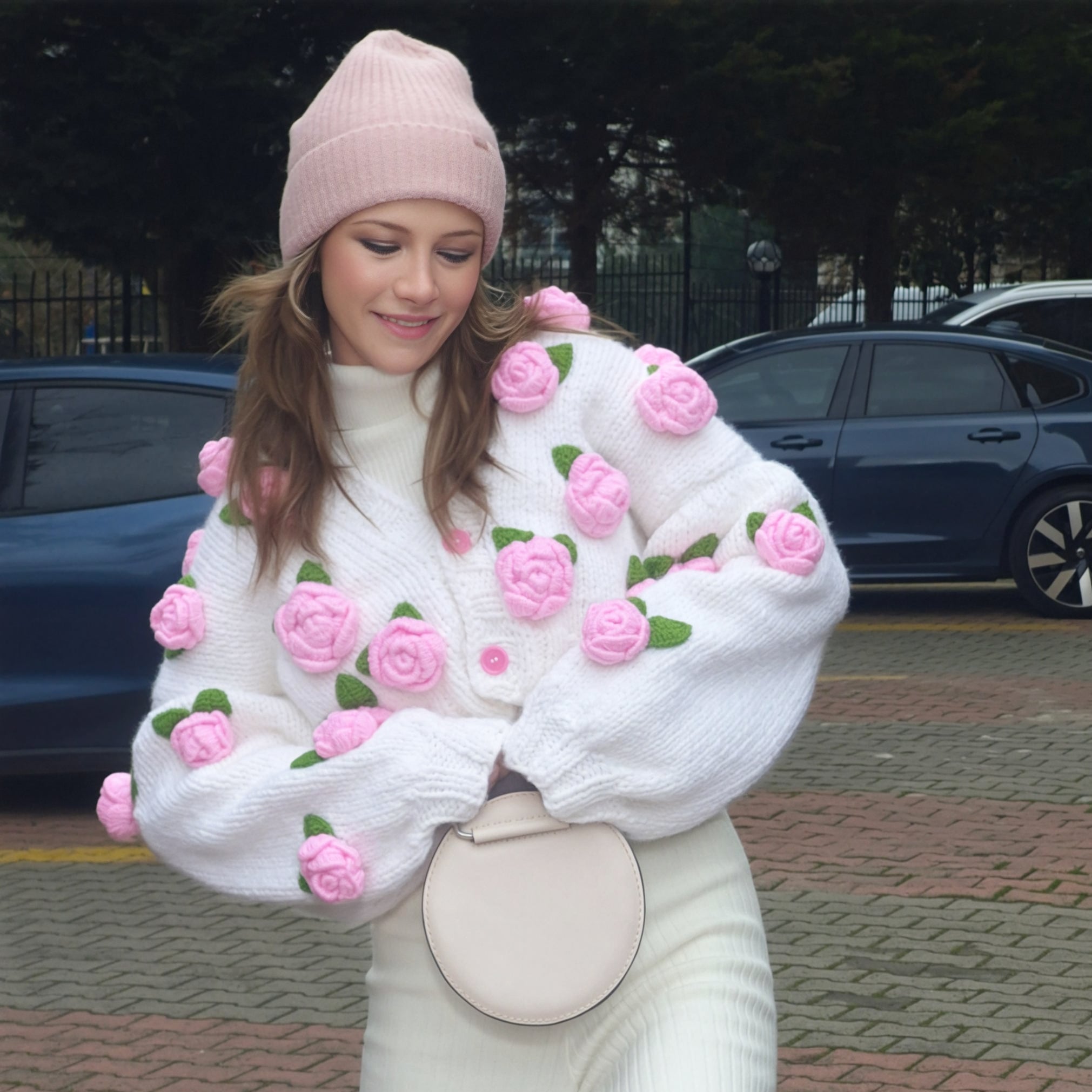 Cozy Wool-Blend White Handknitted Bridal Cardigan with 3D Pink Roses – Chunky Oversized Soft Girl Knitwear, Romantic Handmade Crochet Pullover, Pastel Fashion Layering Sweater, Cozy Artisan Handmade Knit, Gift for Her