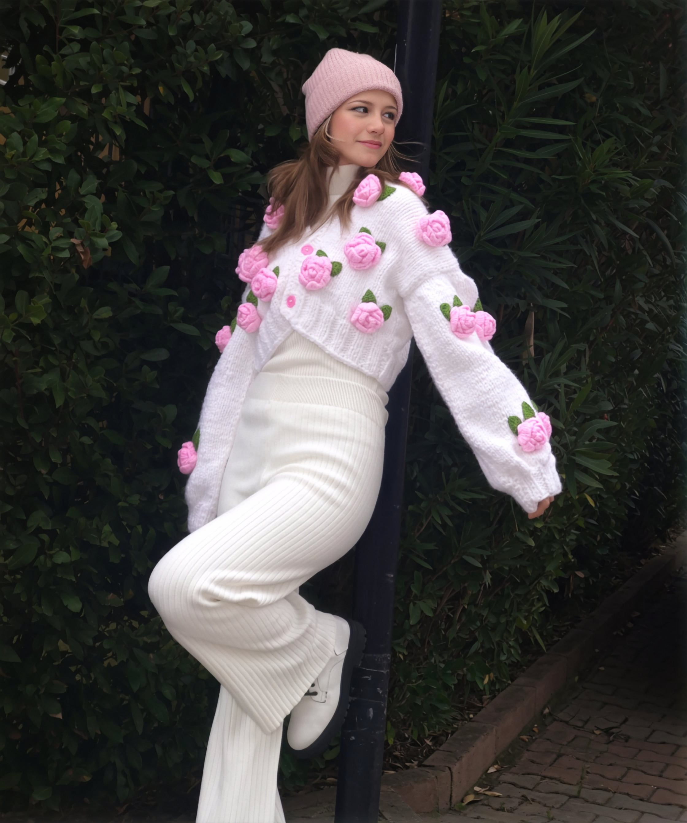Cozy Wool-Blend White Handknitted Bridal Cardigan with 3D Pink Roses – Chunky Oversized Soft Girl Knitwear, Romantic Handmade Crochet Pullover, Pastel Fashion Layering Sweater, Cozy Artisan Handmade Knit, Gift for Her