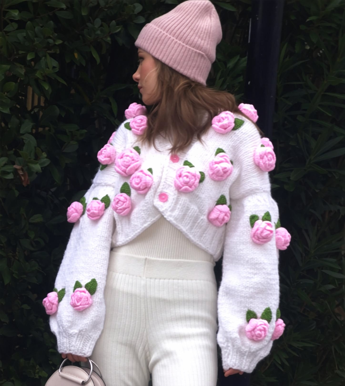 Cozy Wool-Blend White Handknitted Bridal Cardigan with 3D Pink Roses – Chunky Oversized Soft Girl Knitwear, Romantic Handmade Crochet Pullover, Pastel Fashion Layering Sweater, Cozy Artisan Handmade Knit, Gift for Her
