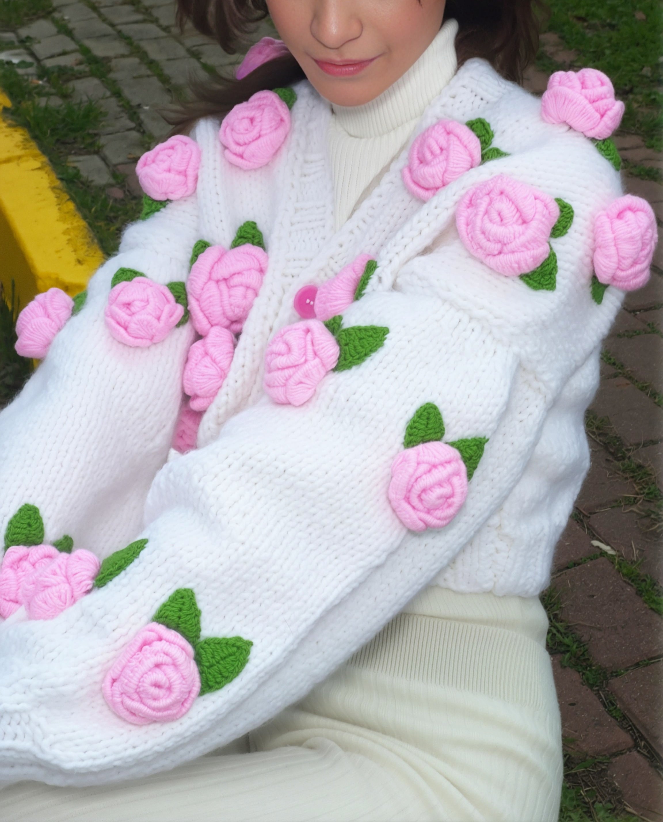 Cozy Wool-Blend White Handknitted Bridal Cardigan with 3D Pink Roses – Chunky Oversized Soft Girl Knitwear, Romantic Handmade Crochet Pullover, Pastel Fashion Layering Sweater, Cozy Artisan Handmade Knit, Gift for Her