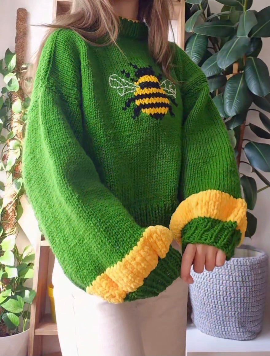 Soft Handknitted Bee Sweater – Green Cozy Knitwear with Velvet Sleeve Details, Handmade Chunky Knit, Oversized Soft Girl Sweater, Cottagecore Fashion Pullover, Unique Artisan Knit for Winter Outfits and Gifts