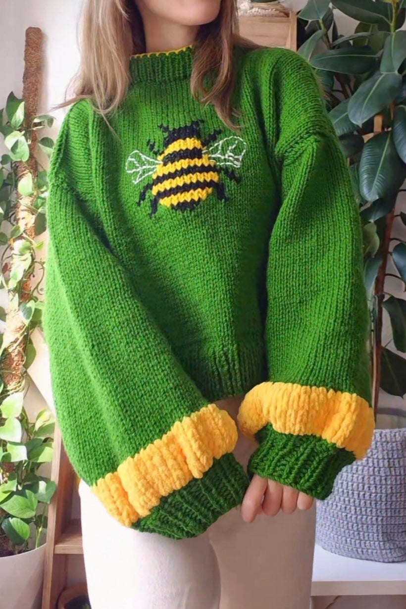 Soft Handknitted Bee Sweater – Green Cozy Knitwear with Velvet Sleeve Details, Handmade Chunky Knit, Oversized Soft Girl Sweater, Cottagecore Fashion Pullover, Unique Artisan Knit for Winter Outfits and Gifts