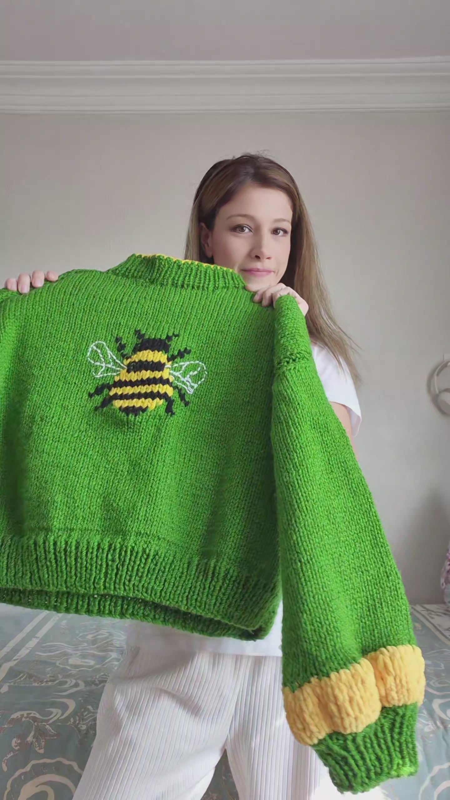 Soft Handknitted Bee Sweater – Green Cozy Knitwear with Velvet Sleeve Details, Handmade Chunky Knit, Oversized Soft Girl Sweater, Cottagecore Fashion Pullover, Unique Artisan Knit for Winter Outfits and Gifts